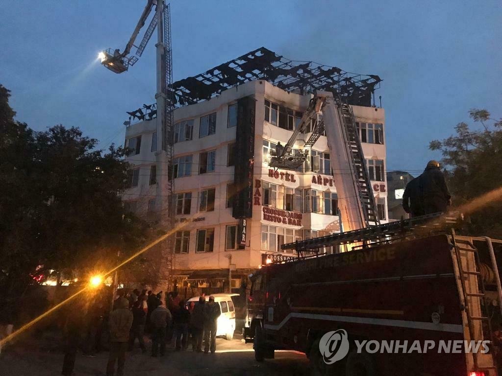 화재 발생한 뉴델리 호텔서 인명구조 작업…"17명 이상 사망"