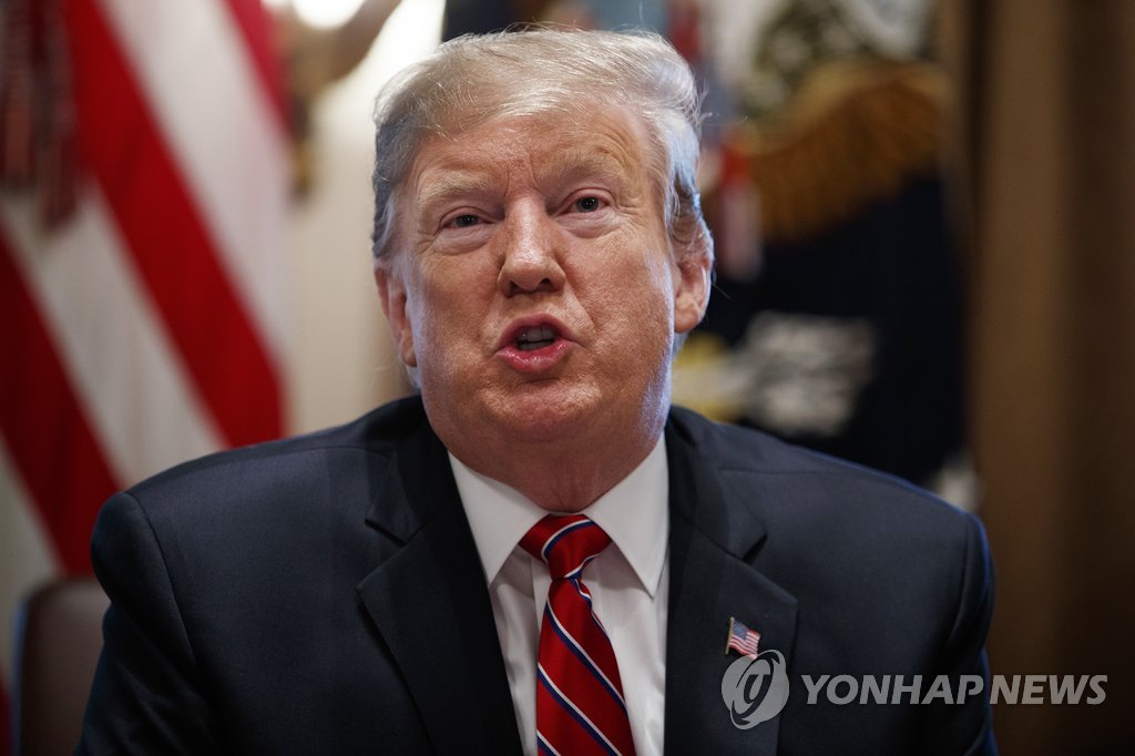 각료회의 주재하는 트럼프…"한국 방위비 분담금 올라가야 해…몇 년간 오를 것"
