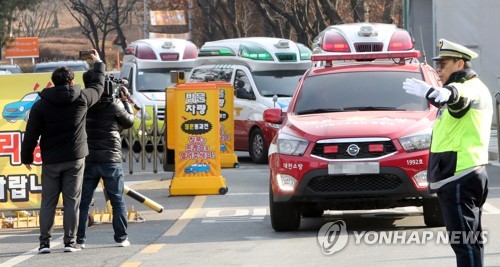 한화 대전공장 폭발 사고…줄지어 나오는 구급차