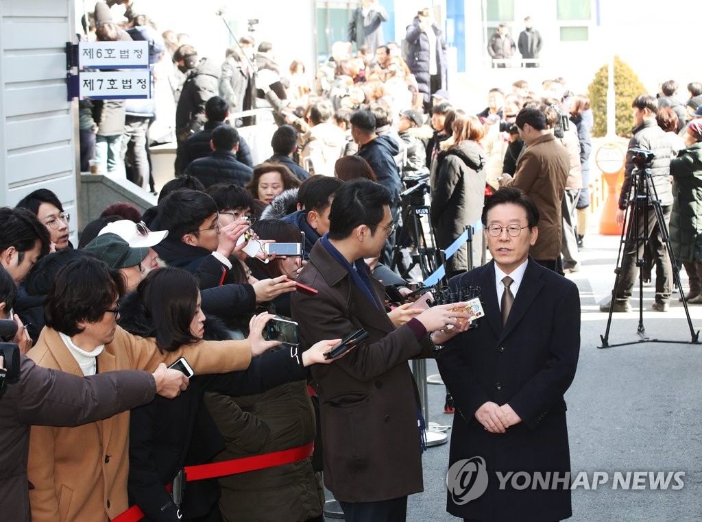 질문에 답하는 이재명 경기지사