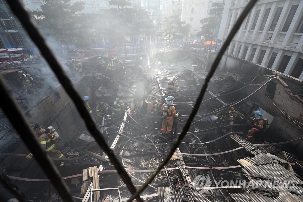 을지로 화재 수습하는 소방대원