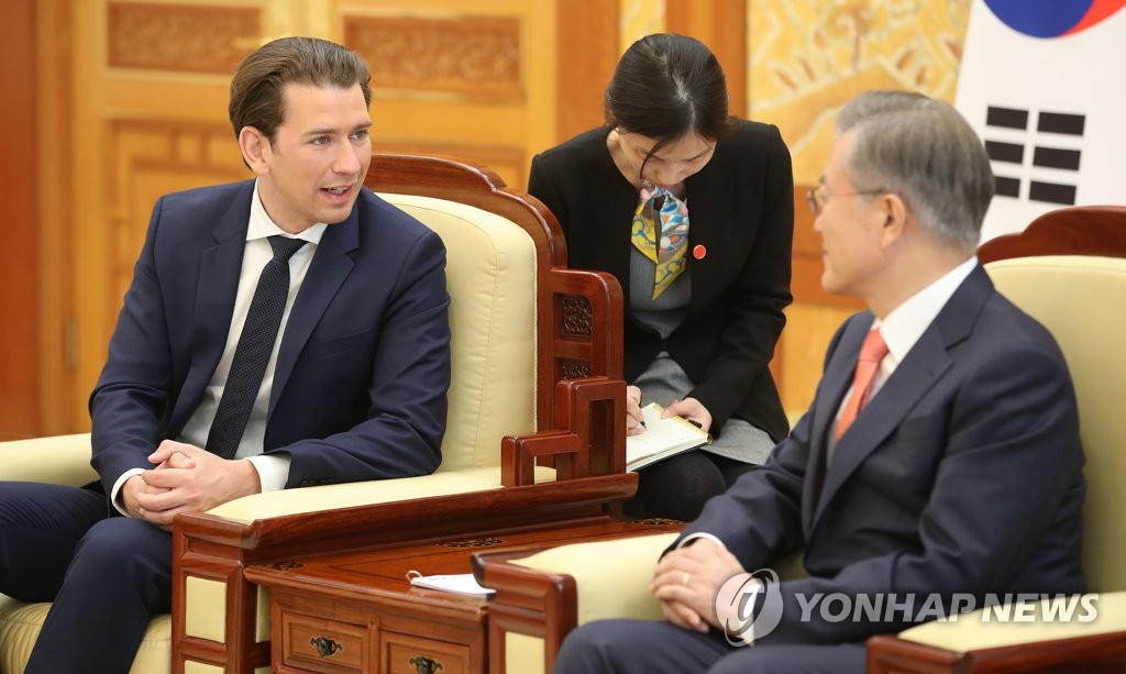 문 대통령에게 인사말 하는 쿠르츠 오스트리아 총리