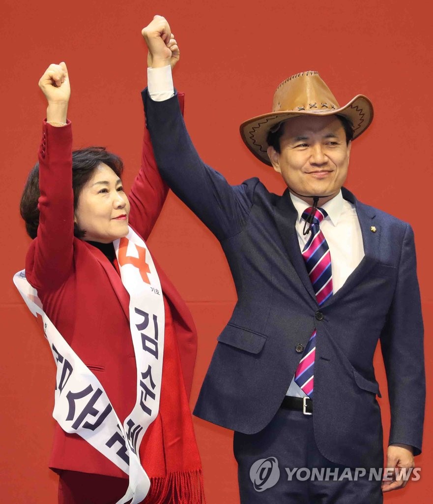 당원들에게 인사하는 김진태, 김순례 의원