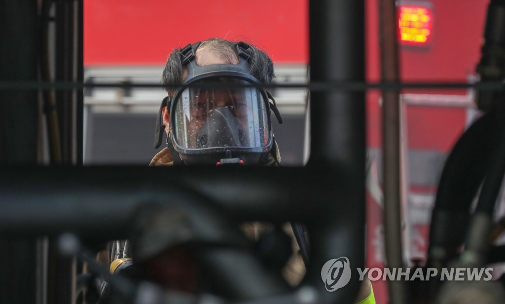 화재 진압 준비하는 소방대원