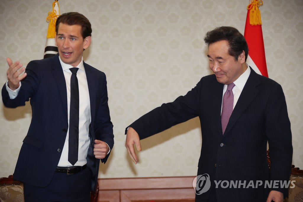 '이쪽으로 오세요'