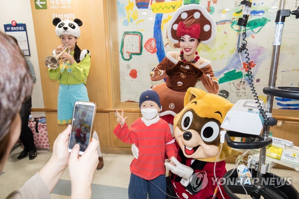 롯데월드, 서울대학교어린이병원 방문 위문공연