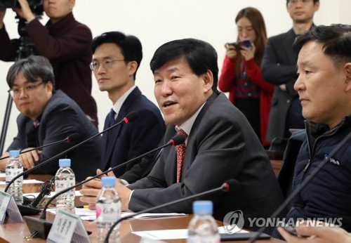 발언하는 이철수 위원장