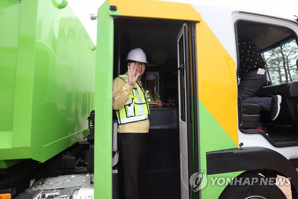 Safer garbage truck Safer garbage truck
