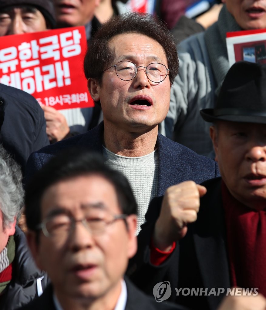 임을 위한 행진곡 부르는 조희연