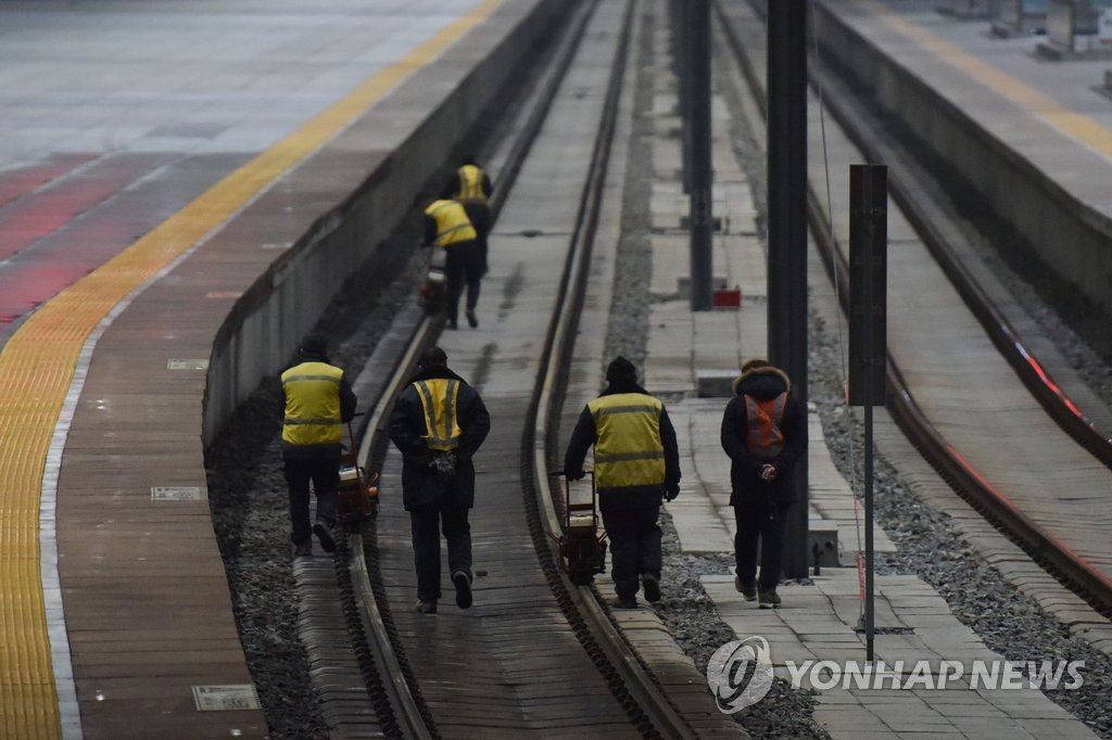 김정은 전용열차 통과?…단둥역 철로 점검