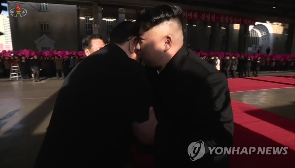 김영남에 귀엣말하는 김정은