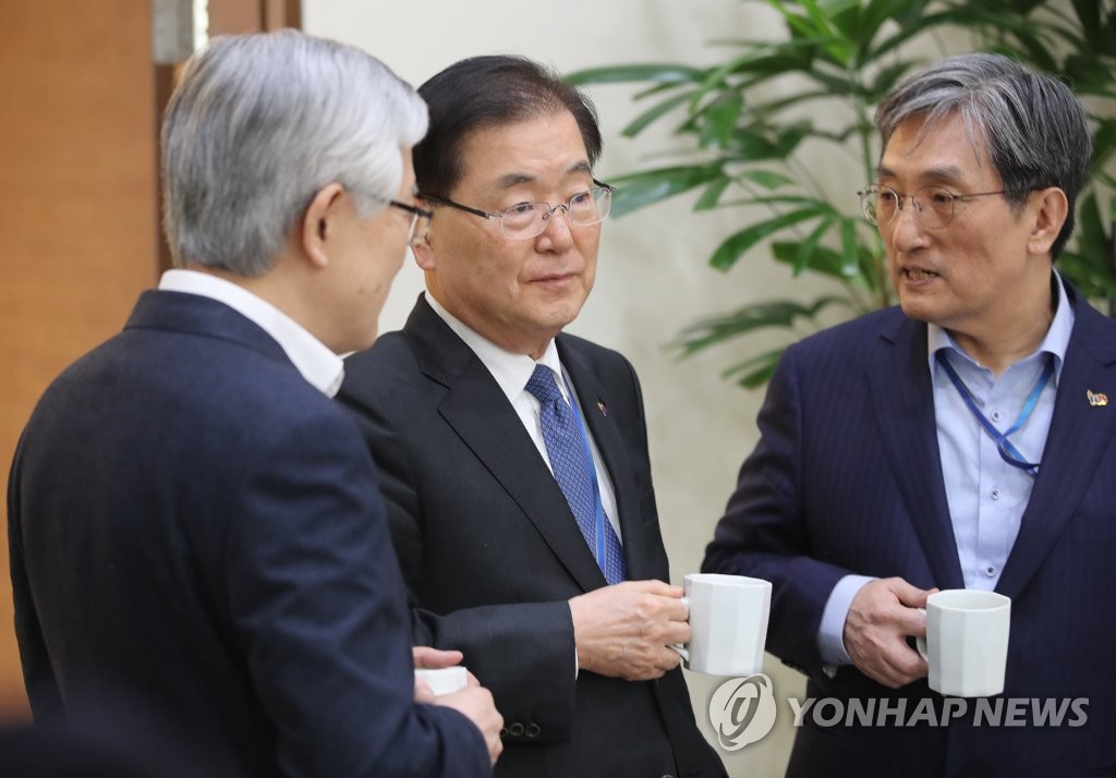 2차 북미 정상회담 앞두고 대화하는 노영민과 정의용