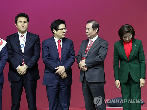 대화하는 김병준과 황교안