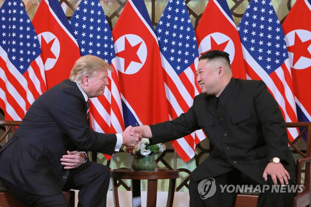 환하게 웃으며 악수하는 김정은과 트럼프