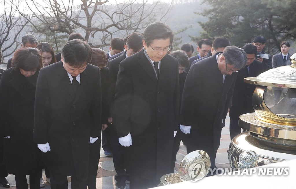 한국당 황교안 당 대표, 김대중 전 대통령 묘역 참배