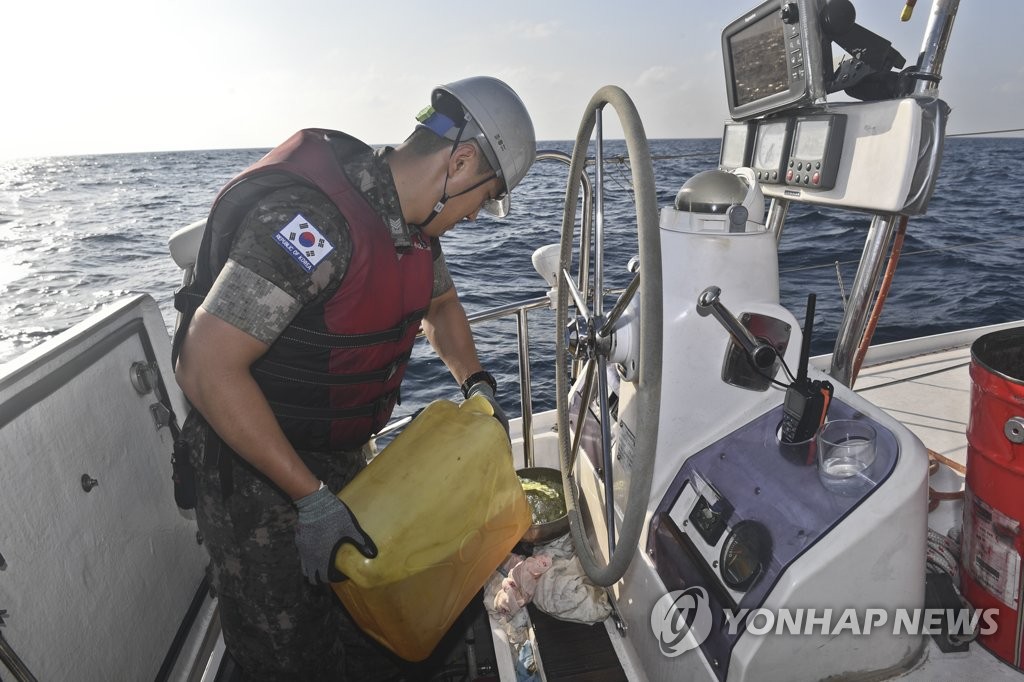 A sailor of the South Korean Navy's anti-piracy Cheonghae unit provides fuel to a yacht adrift in the Gulf of Aden due to a fuel shortage on Feb. 27, 2019, in this photo provided by the Navy. (Yonhap)
