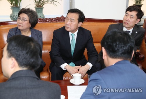 트럼프 대통령 기자회견 지켜보는 바른미래당 지도부