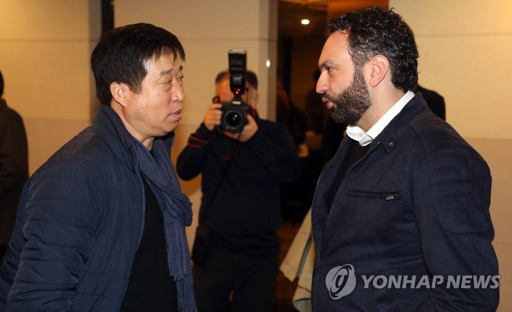 김호철 남자배구 대표팀 감독(왼쪽)과 라바리니 여자대표팀 감독