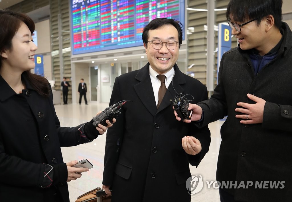 밝게 웃는 이도훈 본부장