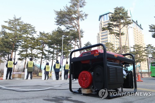 집회용 전기 끊긴 협력업체 노동자