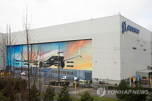 (로스앤젤레스 AFP=연합뉴스) 미국 워싱턴주 렌턴에 있는 항공기 제조업체 보잉의 렌턴공장 외벽에 '737-맥스(MAX) 8' 기종이 그려져 있는 모습으로 지난 12일(현지시간) 촬영된 사진. ymarshal@yna.co.kr