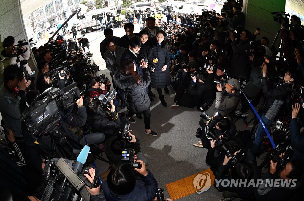 경찰청 들어서는 '성접대 의혹' 승리