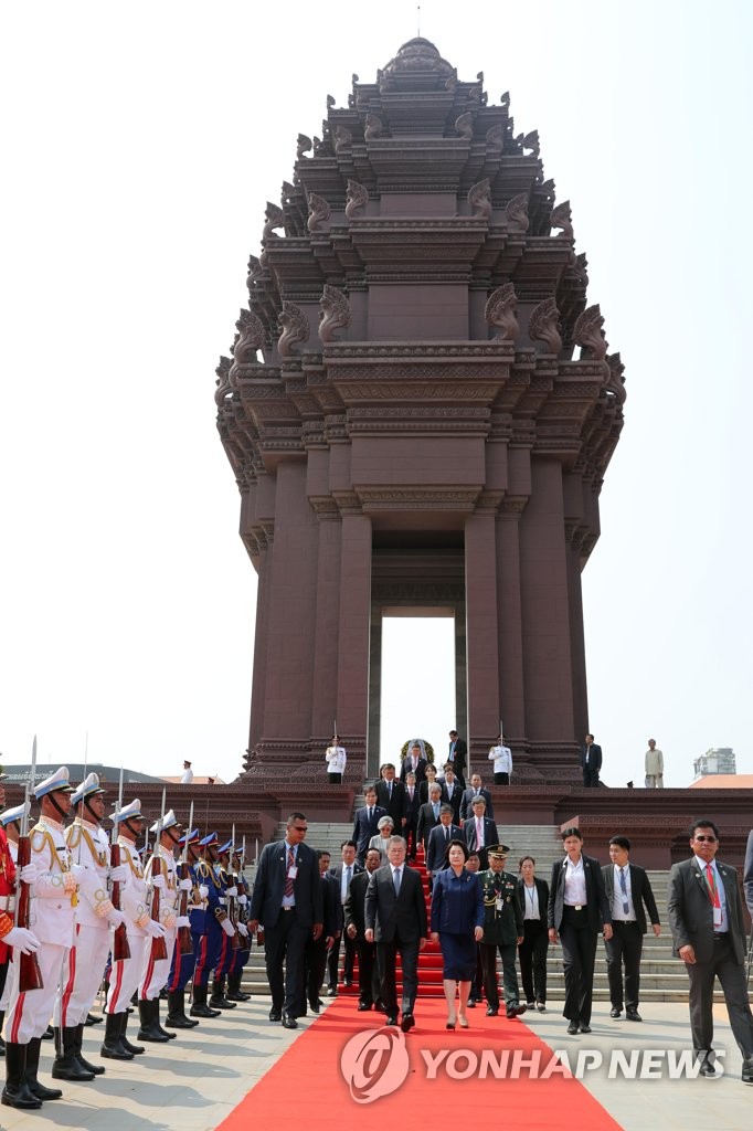 Moon visits Cambodia's Independence Monument Moon visits Cambodia's Independence Monument