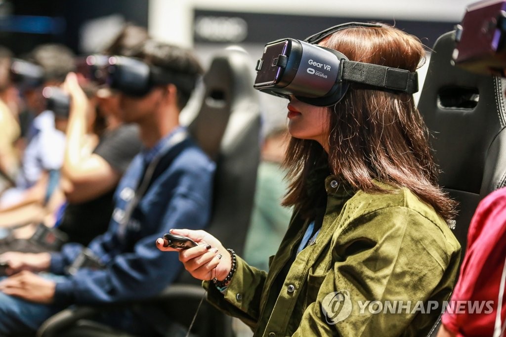 호찌민 '삼성 쇼케이스'서 VR 체험 중