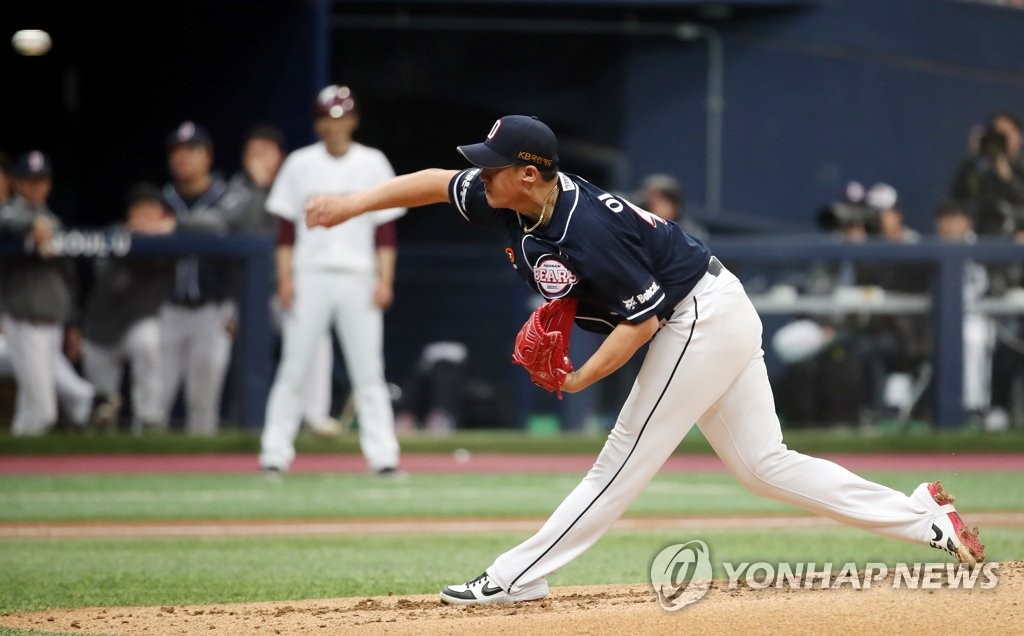 두산 선발 이용찬 역투