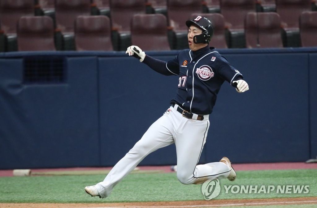 홈으로 쇄도하는 박건우