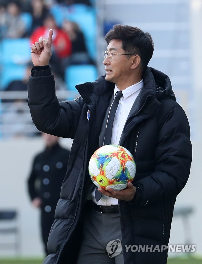 작전 지시하는 김도훈 감독