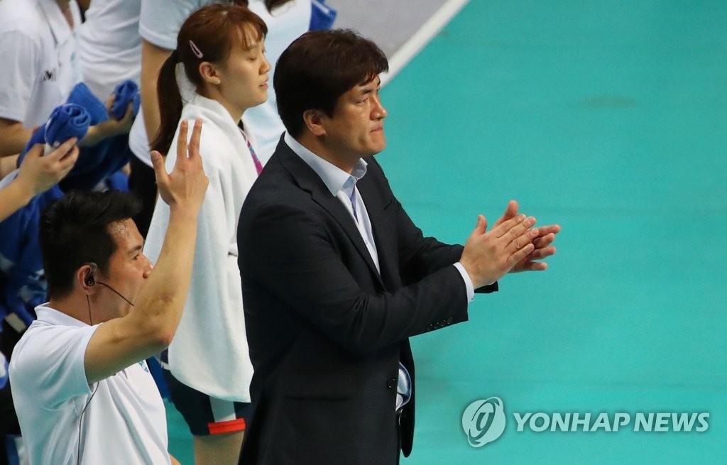 박수 치는 차상현 감독