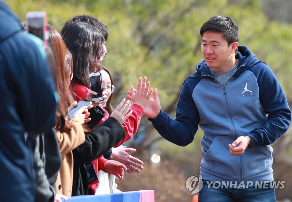 하이파이브 하는 권창훈