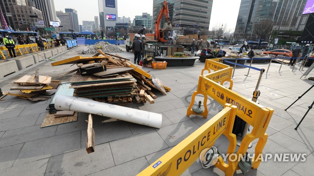세월호 천막 철거 작업 중