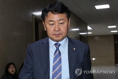 굳은 표정의 김관영 원내대표