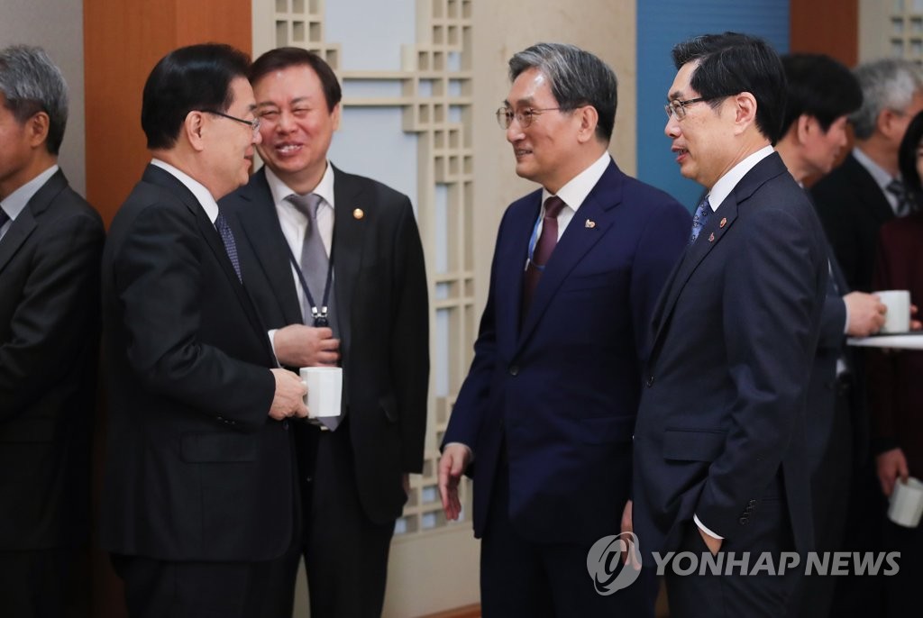국무회의 앞두고 대화
