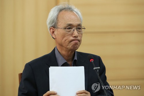 굳은 표정 문성현 위원장