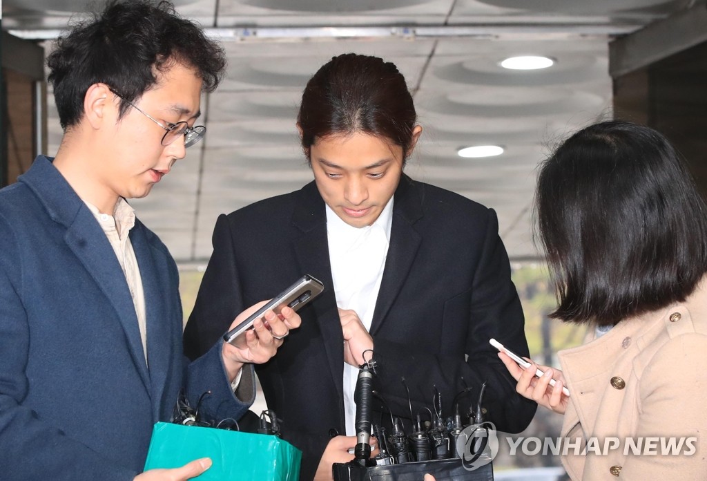 고개 숙인 정준영