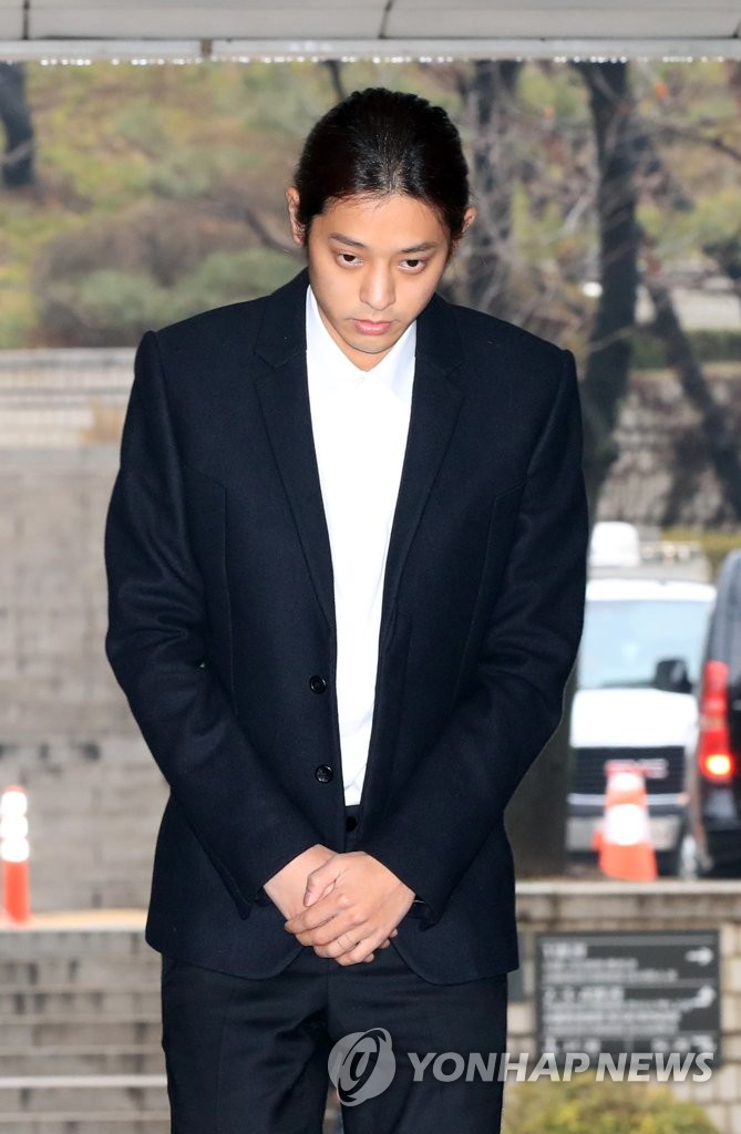 '성관계 몰카' 영장실질심사 출석하는 가수 정준영