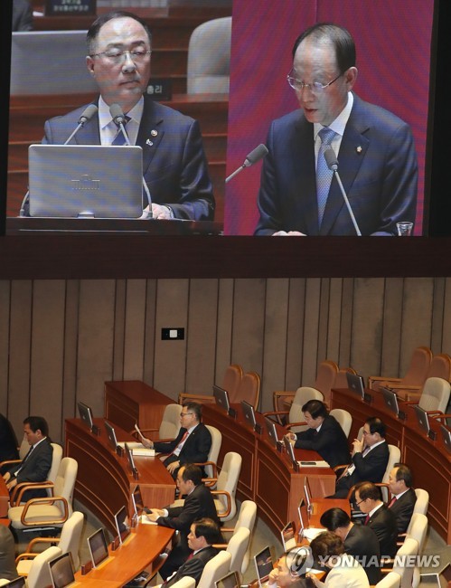 답변하는 홍남기 경제부총리