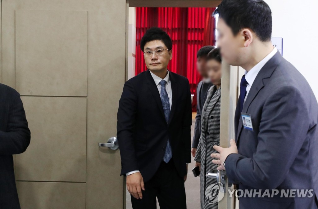 YG 양민석, 굳은 표정으로