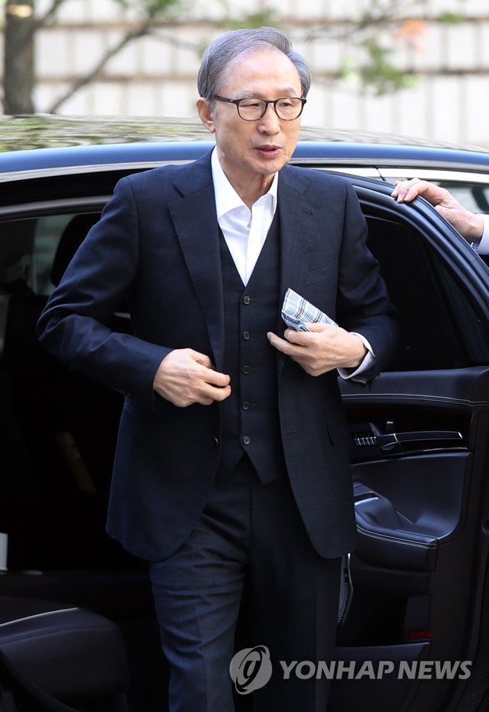 Ex-President Lee at appeals court Ex-President Lee at appeals court