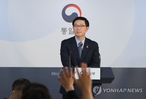 질문받는 천해성 통일부 차관