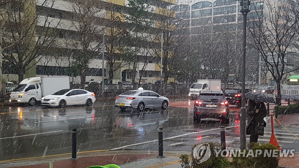 갑자기 내린 눈에 다시 겨울로 돌아간 듯