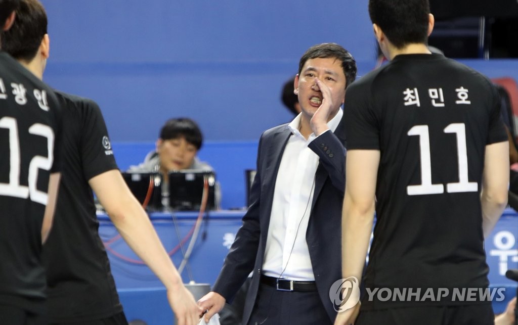 작전 지시하는 최태웅 감독