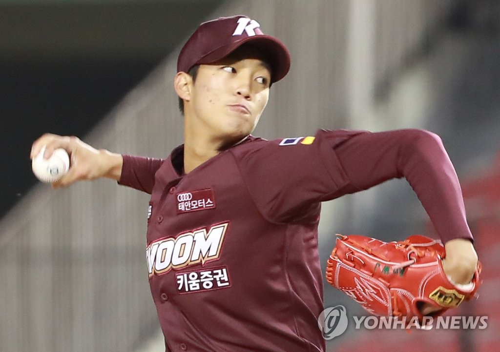 In this file photo from March 28, 2019, An Woo-jin of the Kiwoom Heroes throws a pitch against the Doosan Bears in the bottom of the third inning of a Korea Baseball Organization regular season game at Jamsil Stadium in Seoul. (Yonhap)