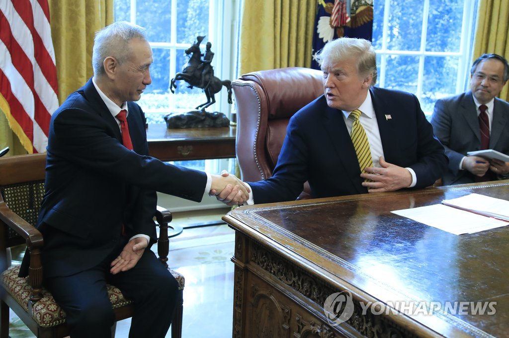 백악관 집무실서 류허 中부총리와 악수하는 트럼프
