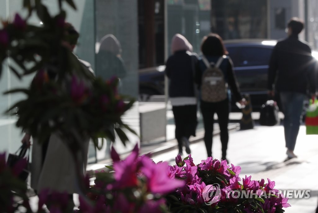 쌀쌀한 날씨에 두꺼운 옷을 입은 직장인들이 출근길을 서두르고 있다. [연합뉴스 자료사진]