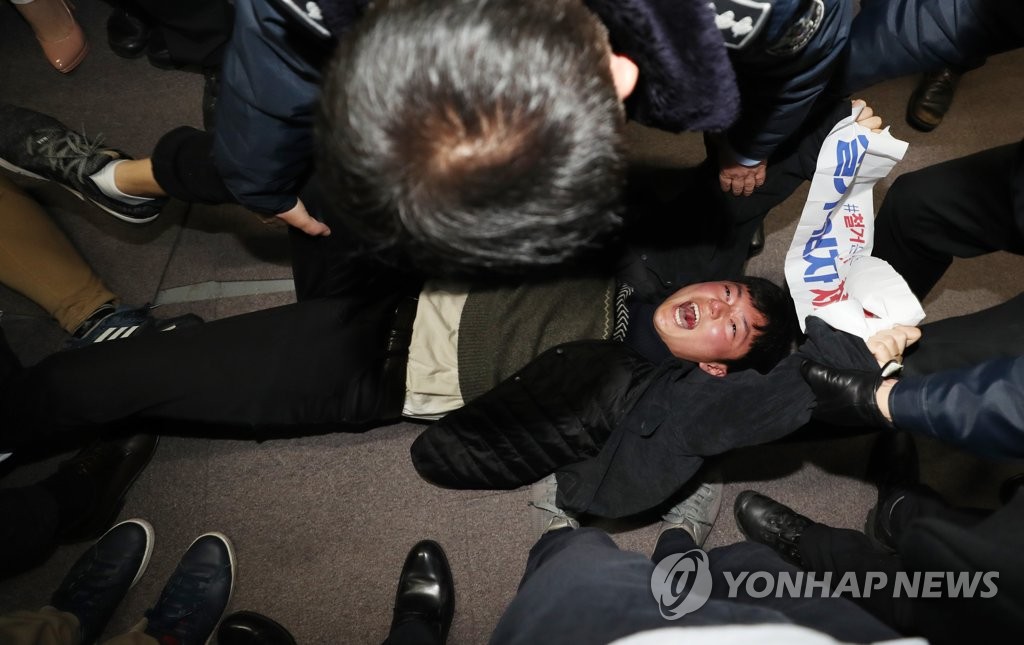 釜山市庁で労働者像の強制撤去に抗議 釜山市庁で労働者像の強制撤去に抗議