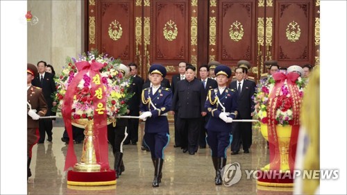 김정은, '태양절' 맞아 금수산태양궁전 방문